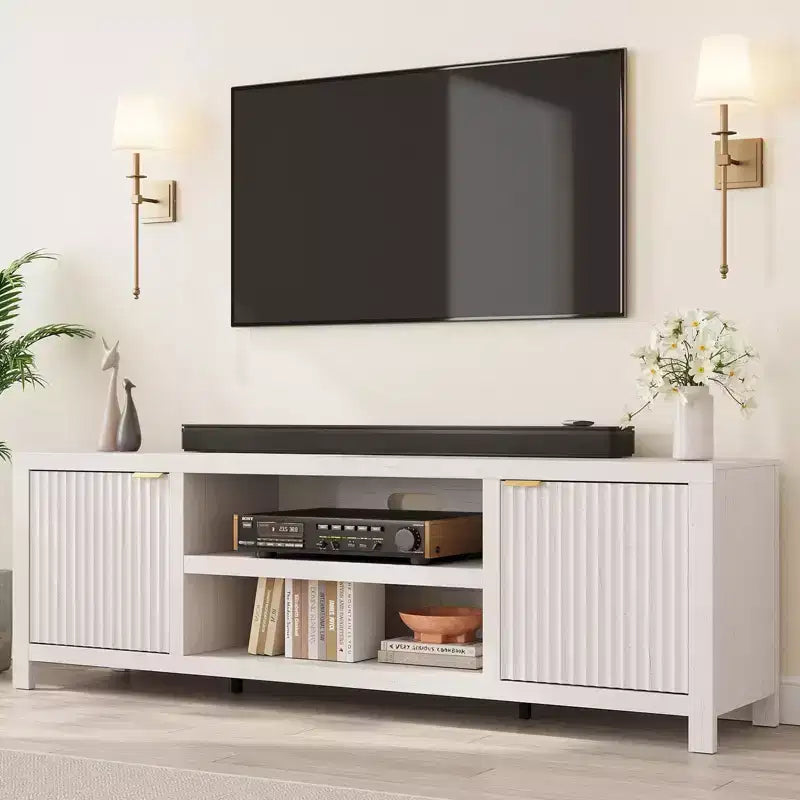 Meuble TV cannelé GustoWave pour 80 pouces, meuble de divertissement moderne avec rangement, meuble console média en bois avec porte et poignée cannelées