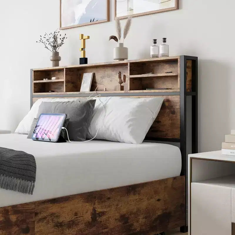 MAYEERTY Lit Plateforme Marron en Métal Taille Queen avec Cadre 4 Tiroirs de Rangement Tête de Lit en Bois Station de Recharge Pas de Sommier Tapissier Sans Bruit Assemblage Facile