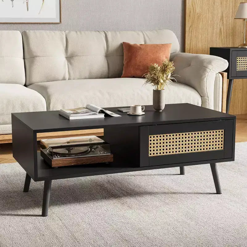 39.4 Table basse bohème en rotin, table de salon moderne en bois avec porte coulissante et étagère de rangement ouverte, patins antidérapants