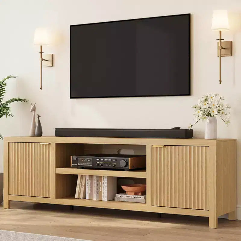 Meuble TV cannelé GustoWave pour 80 pouces, meuble de divertissement moderne avec rangement, meuble console média en bois avec porte et poignée cannelées