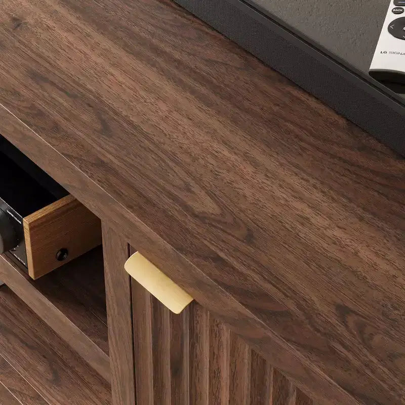 Meuble TV cannelé GustoWave pour 80 pouces, meuble de divertissement moderne avec rangement, meuble console média en bois avec porte et poignée cannelées