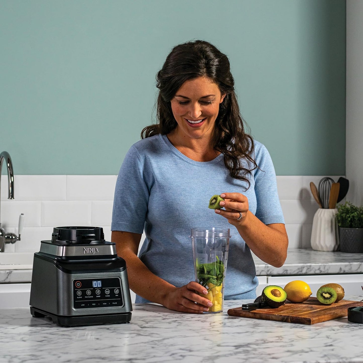 Ninja 3-en-1 Robot de cuisine et mixeur avec 5 programmes: Mixer, Mixer Max, Hacher, Mélanger, Purée, Bol 1,8L, Cruche 2,1L, Tasse 700ml, 1200W, lavables au lave-vaisselle, Auto-iQ, Noir BN800EU