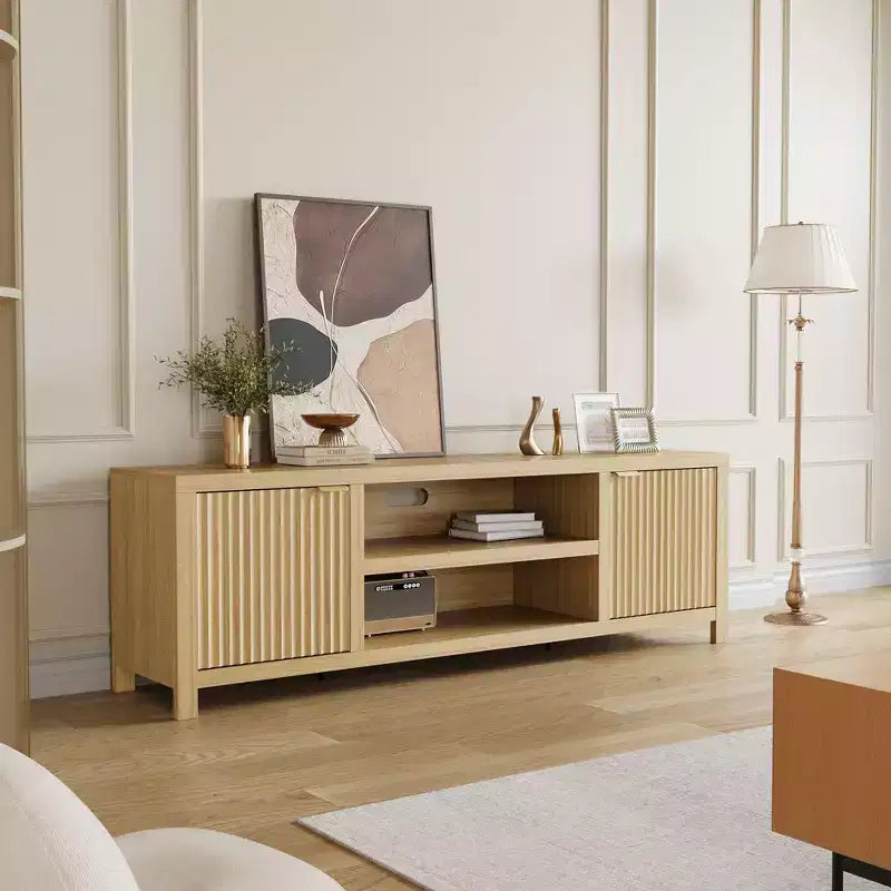 Meuble TV cannelé GustoWave pour 80 pouces, meuble de divertissement moderne avec rangement, meuble console média en bois avec porte et poignée cannelées
