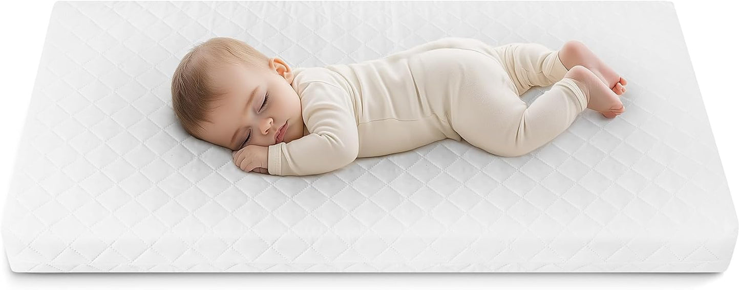 Love For Sleep lit bébé évolutif en bois blanc 120 × 60 cm avec matelas mousse, tiroir, barrière de sécurité et protections en silicone, modèle Jacob