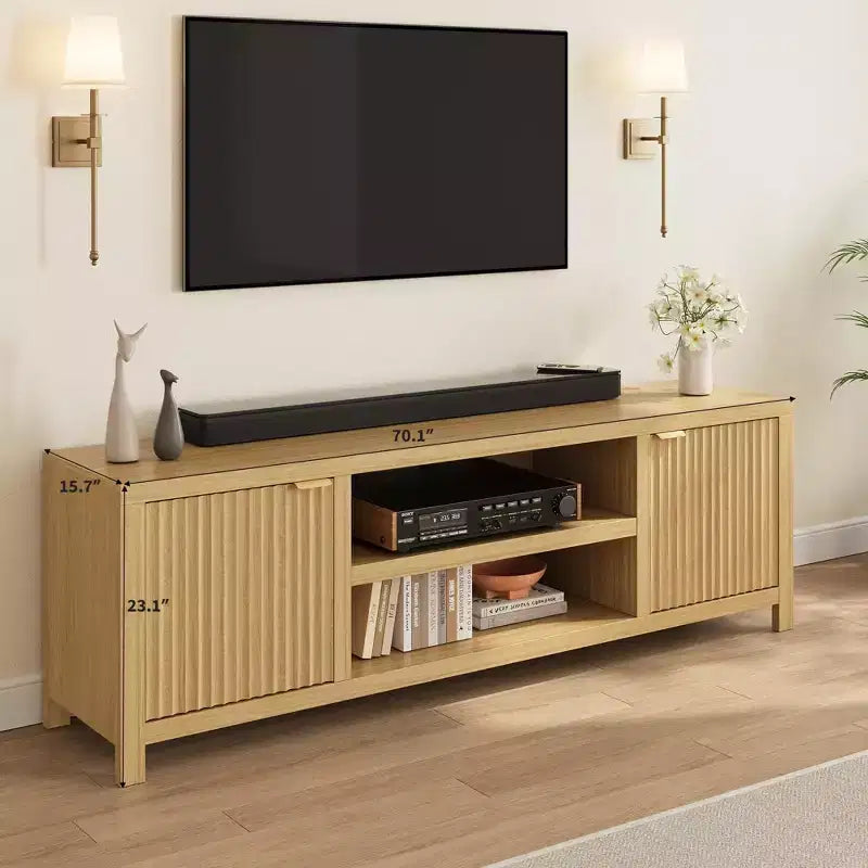 Meuble TV cannelé GustoWave pour 80 pouces, meuble de divertissement moderne avec rangement, meuble console média en bois avec porte et poignée cannelées