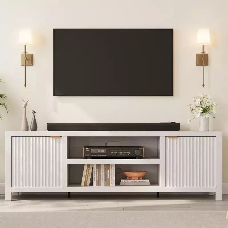 Meuble TV cannelé GustoWave pour 80 pouces, meuble de divertissement moderne avec rangement, meuble console média en bois avec porte et poignée cannelées