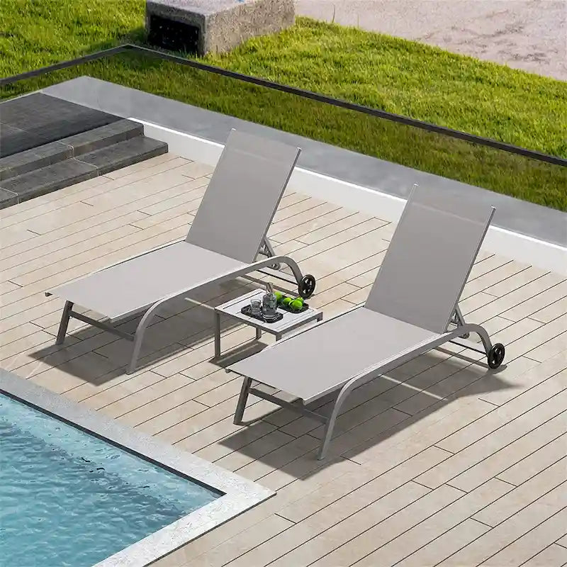 Deux chaises longues d'extérieur avec 1 table