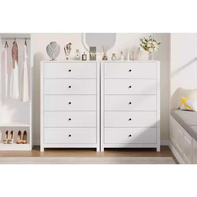 Commode moderne à 5 tiroirs avec rangement profond, coffre en bois élégant pour chambre à coucher, salon, entrée, offrant un grand espace pour une décoration intérieure organisée
