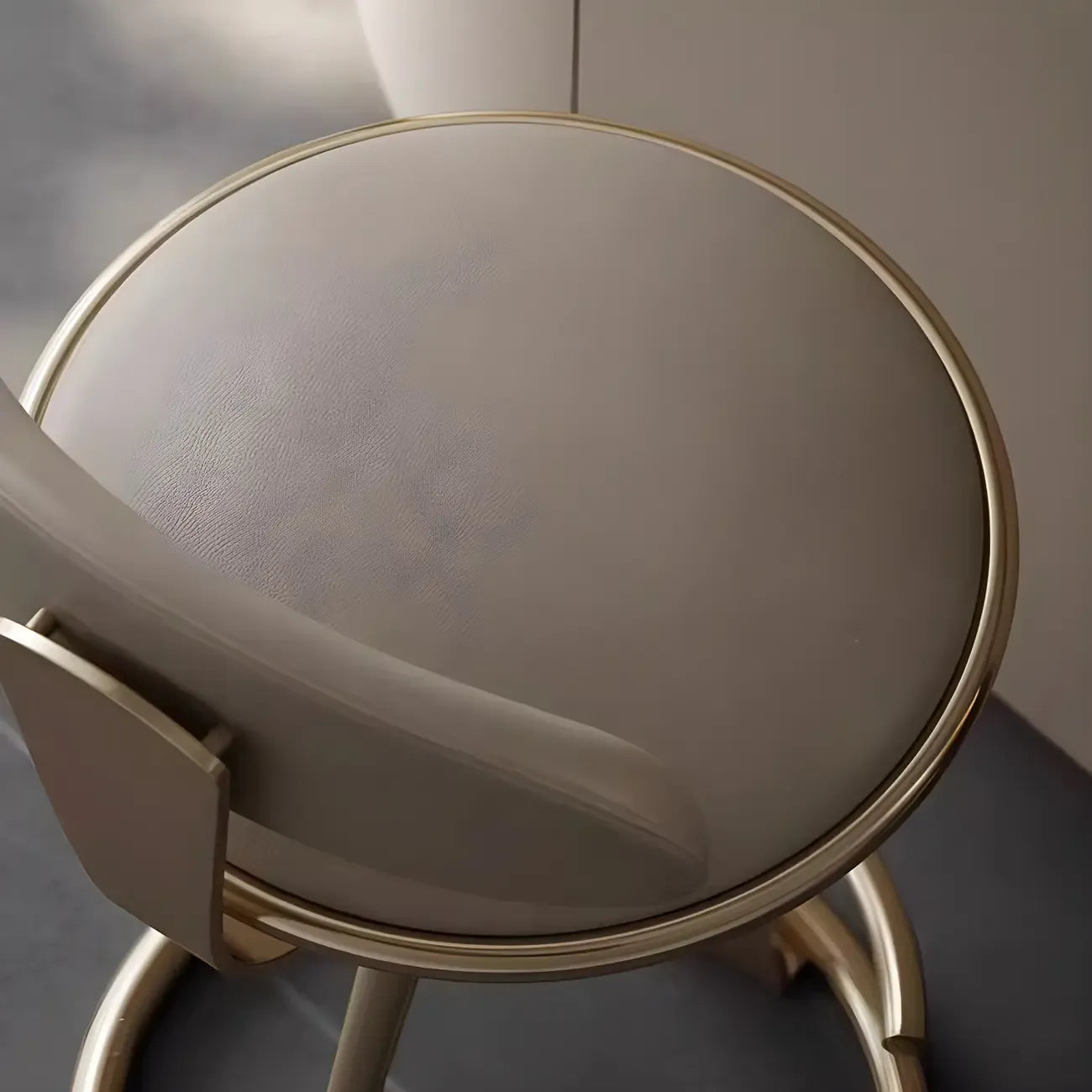 Tabouret de bar élégant en cuir beige avec cadre en métal doré de luxe