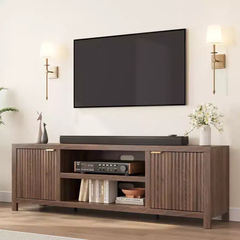 Meuble TV cannelé GustoWave pour 80 pouces, meuble de divertissement moderne avec rangement, meuble console média en bois avec porte et poignée cannelées