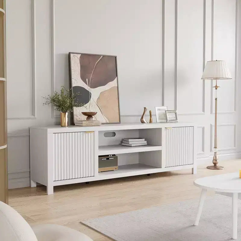 Meuble TV cannelé GustoWave pour 80 pouces, meuble de divertissement moderne avec rangement, meuble console média en bois avec porte et poignée cannelées