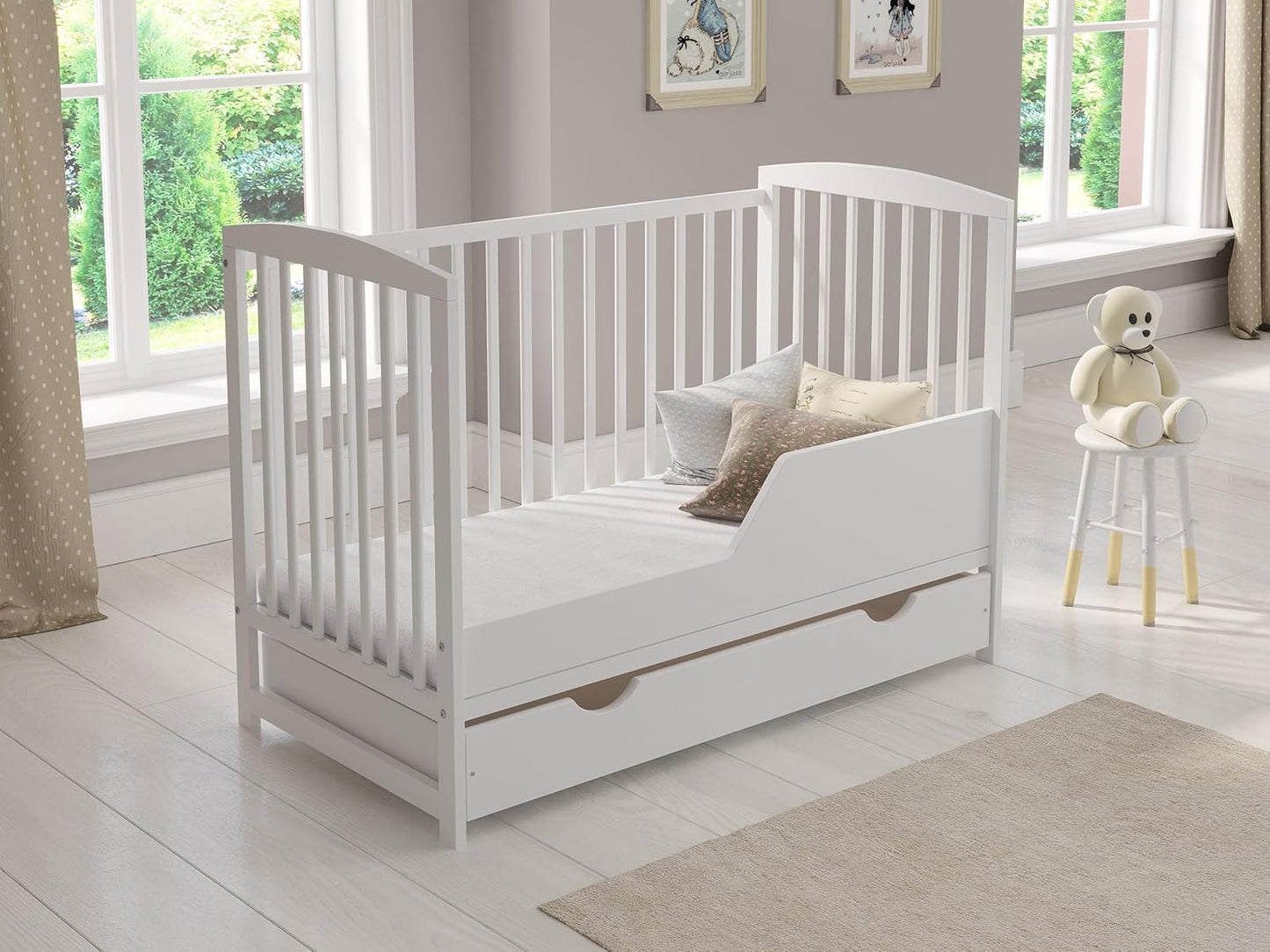 Love For Sleep lit bébé évolutif en bois blanc 120 × 60 cm avec matelas mousse, tiroir, barrière de sécurité et protections en silicone, modèle Jacob