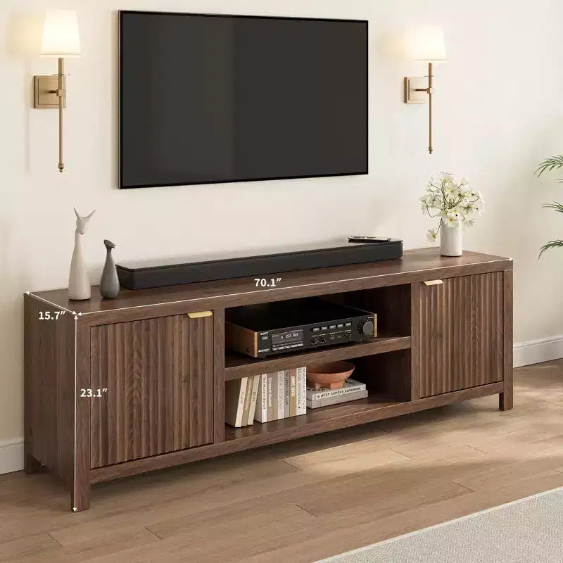 Meuble TV cannelé GustoWave pour 80 pouces, meuble de divertissement moderne avec rangement, meuble console média en bois avec porte et poignée cannelées
