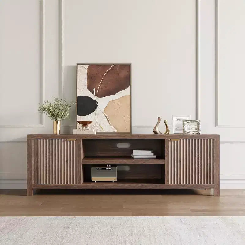 Meuble TV cannelé GustoWave pour 80 pouces, meuble de divertissement moderne avec rangement, meuble console média en bois avec porte et poignée cannelées