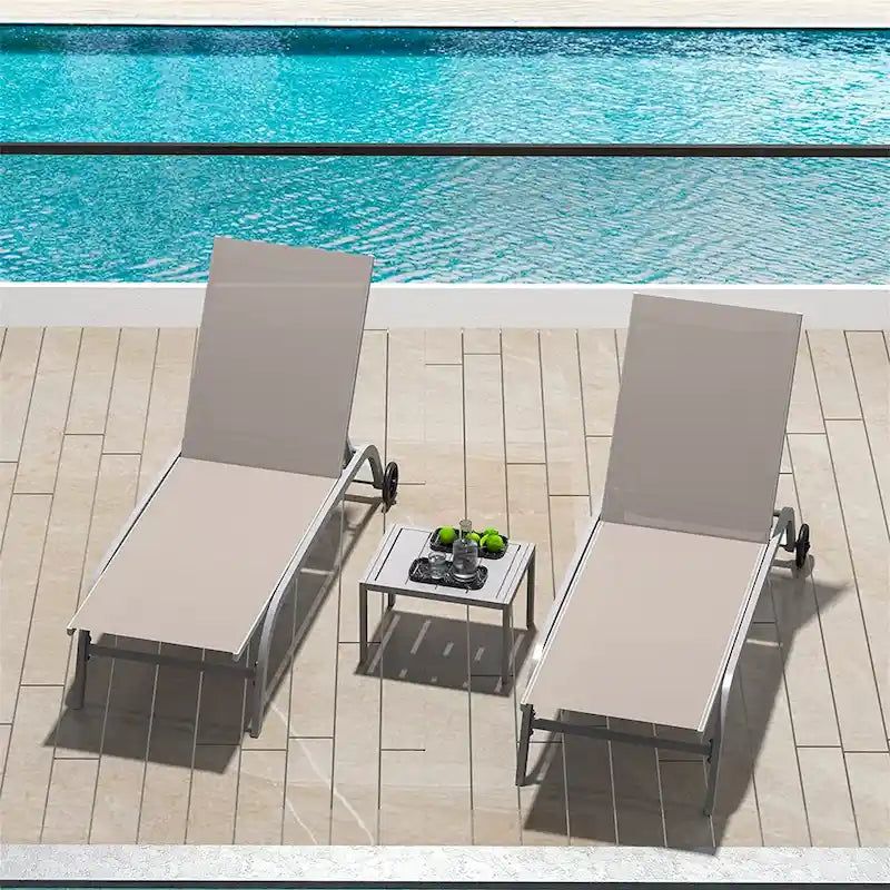 Deux chaises longues d'extérieur avec 1 table