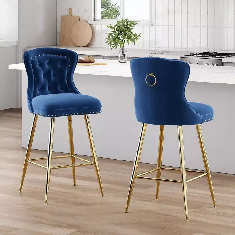 PexFix Lot de 2 tabourets de bar en velours, hauteur comptoir, pieds en métal, dossier ailé capitonné avec boutons et clous décoratifs, couleur bleue