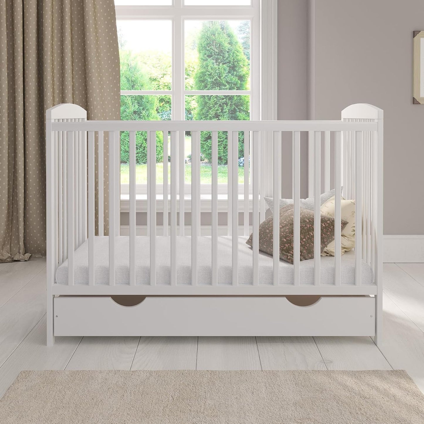 Love For Sleep lit bébé évolutif en bois blanc 120 × 60 cm avec matelas mousse, tiroir, barrière de sécurité et protections en silicone, modèle Jacob