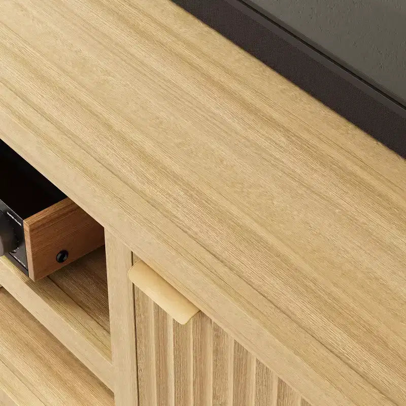 Meuble TV cannelé GustoWave pour 80 pouces, meuble de divertissement moderne avec rangement, meuble console média en bois avec porte et poignée cannelées