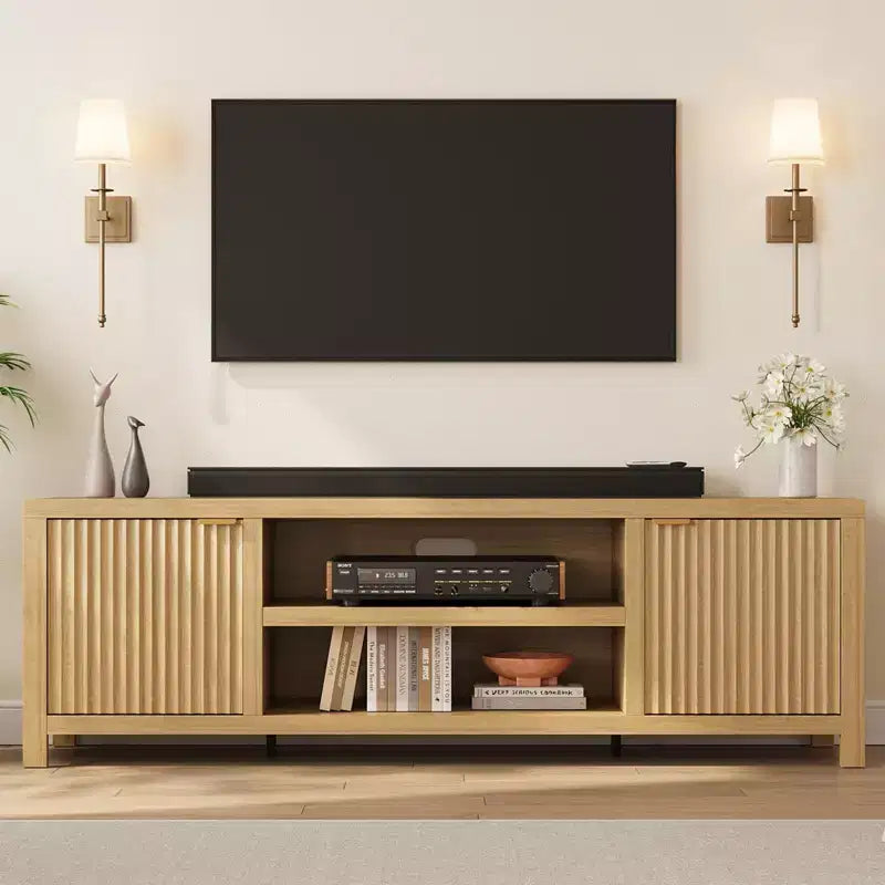 Meuble TV cannelé GustoWave pour 80 pouces, meuble de divertissement moderne avec rangement, meuble console média en bois avec porte et poignée cannelées