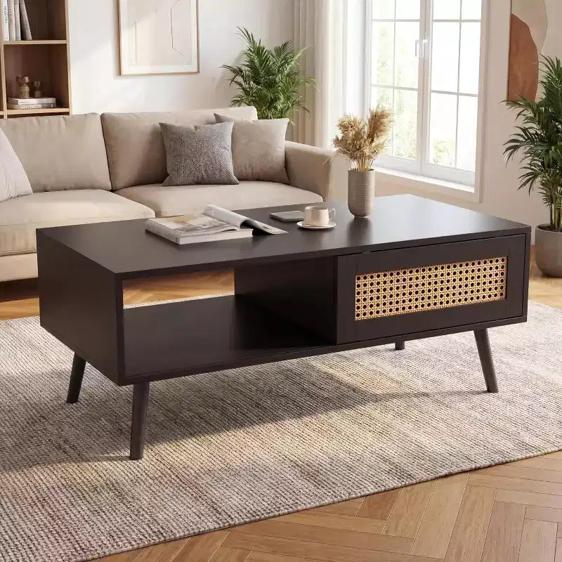 39.4 Table basse bohème en rotin, table de salon moderne en bois avec porte coulissante et étagère de rangement ouverte, patins antidérapants