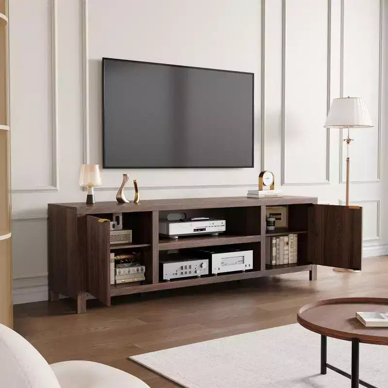 Meuble TV cannelé GustoWave pour 80 pouces, meuble de divertissement moderne avec rangement, meuble console média en bois avec porte et poignée cannelées