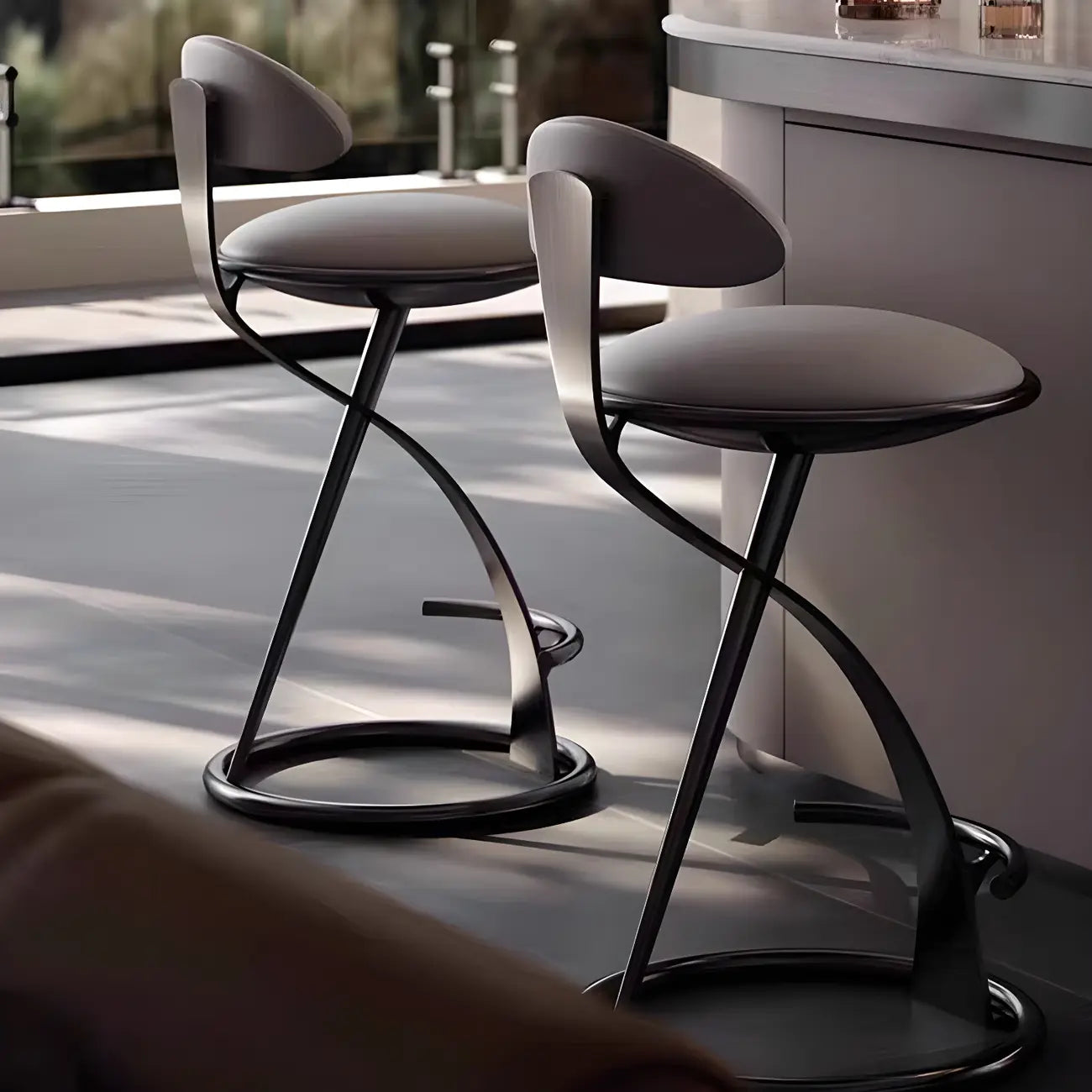Tabouret de bar élégant en cuir beige avec cadre en métal doré de luxe