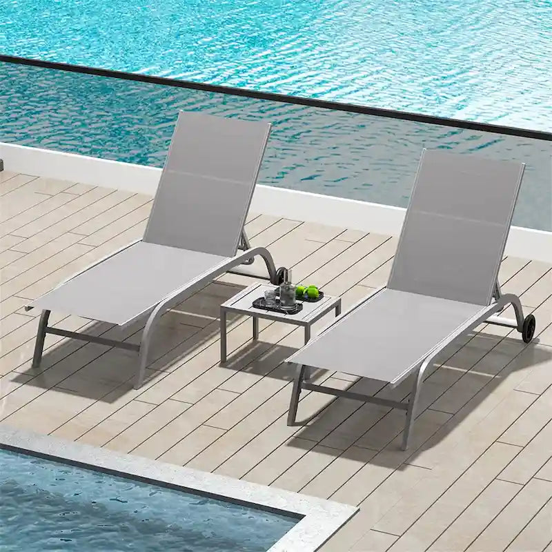 Deux chaises longues d'extérieur avec 1 table