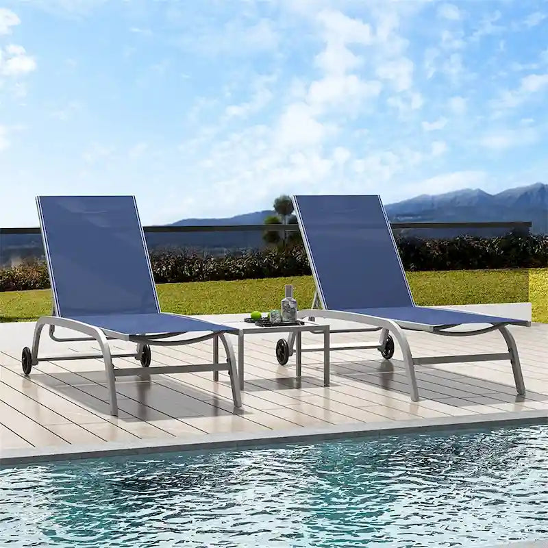Deux chaises longues d'extérieur avec 1 table