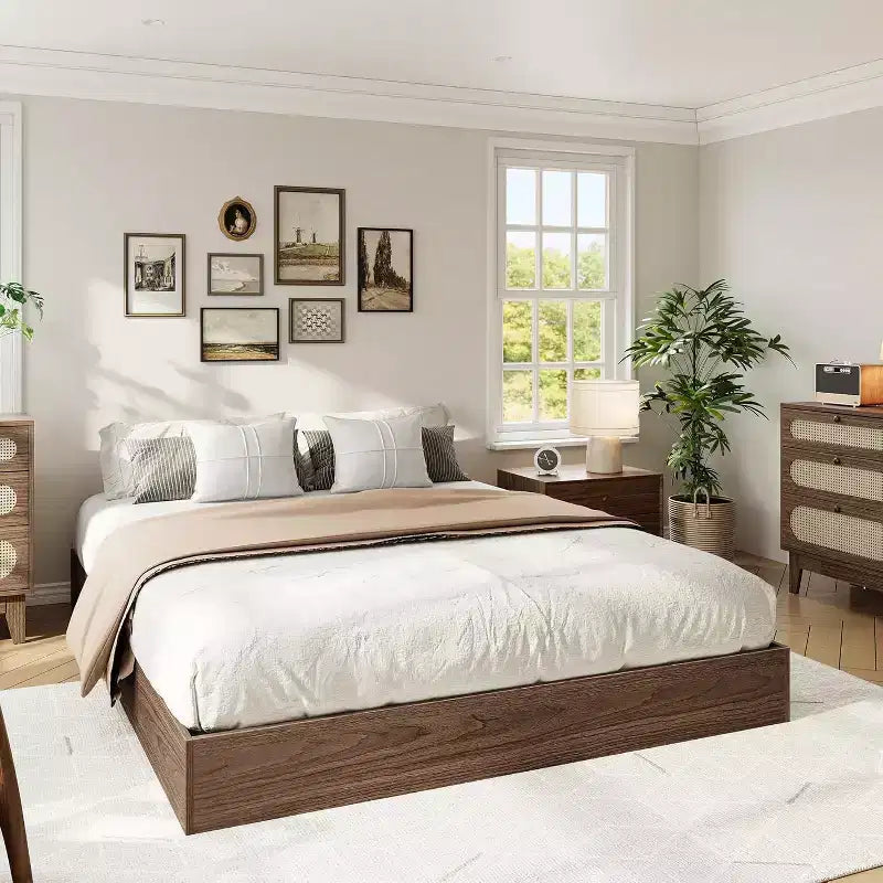 Lit plateforme en bois massif avec lattes en bois robustes, design minimaliste au sol, finition noyer, sans sommier tapissier requis