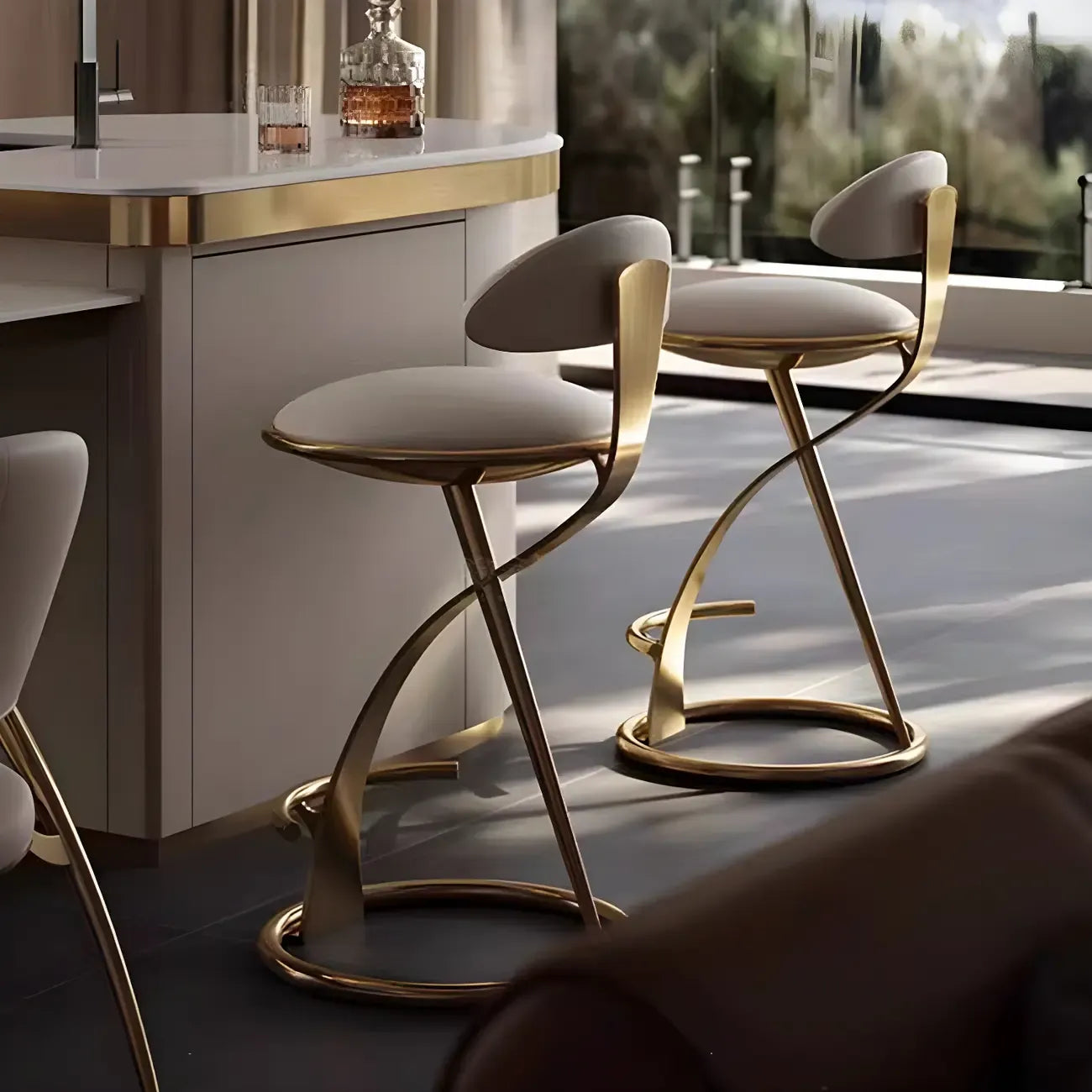 Tabouret de bar élégant en cuir beige avec cadre en métal doré de luxe