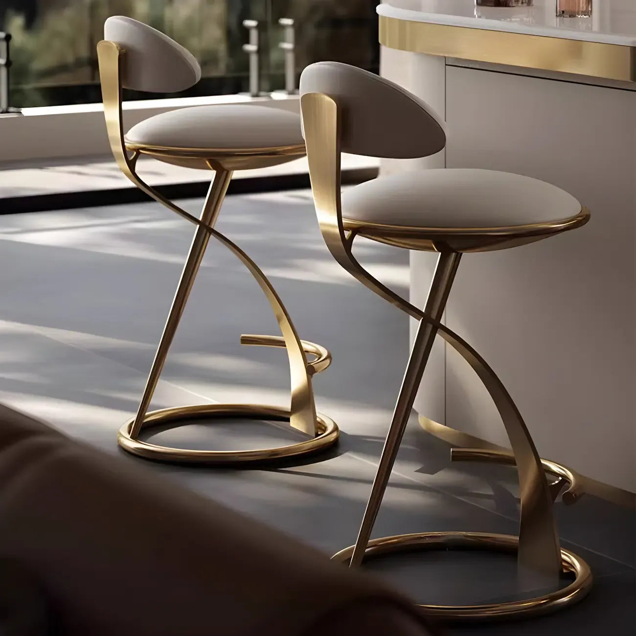 Tabouret de bar élégant en cuir beige avec cadre en métal doré de luxe